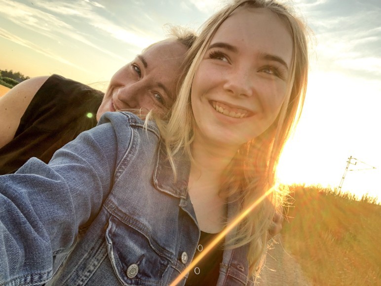 Mother and daughter selfie during sunset t20 ywz ZXR